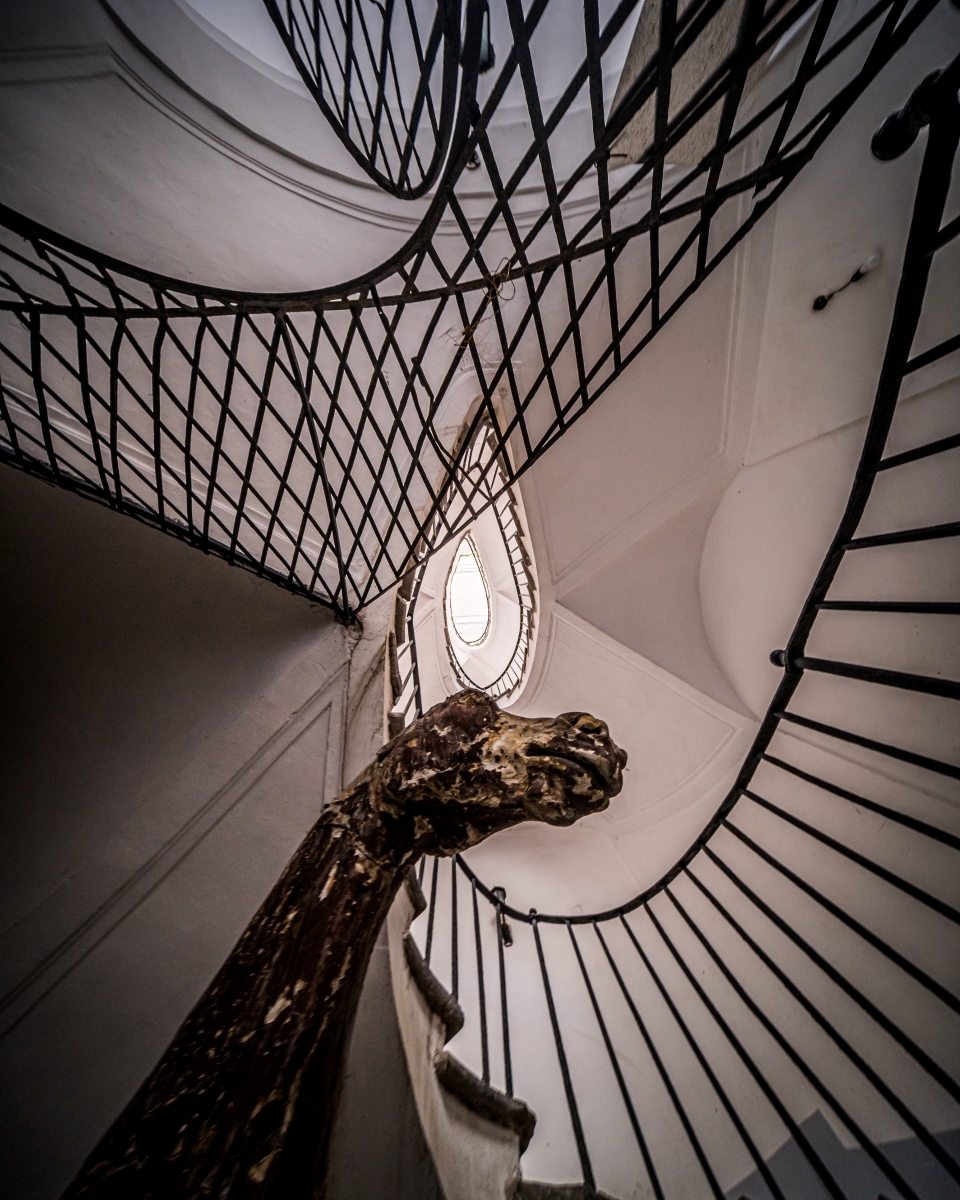 Veiled Naples: the geometry of silence