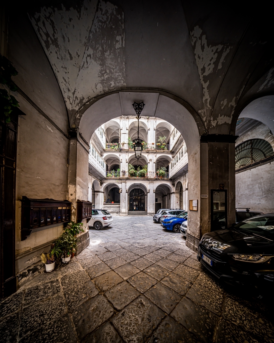 Veiled Naples: the geometry of silence