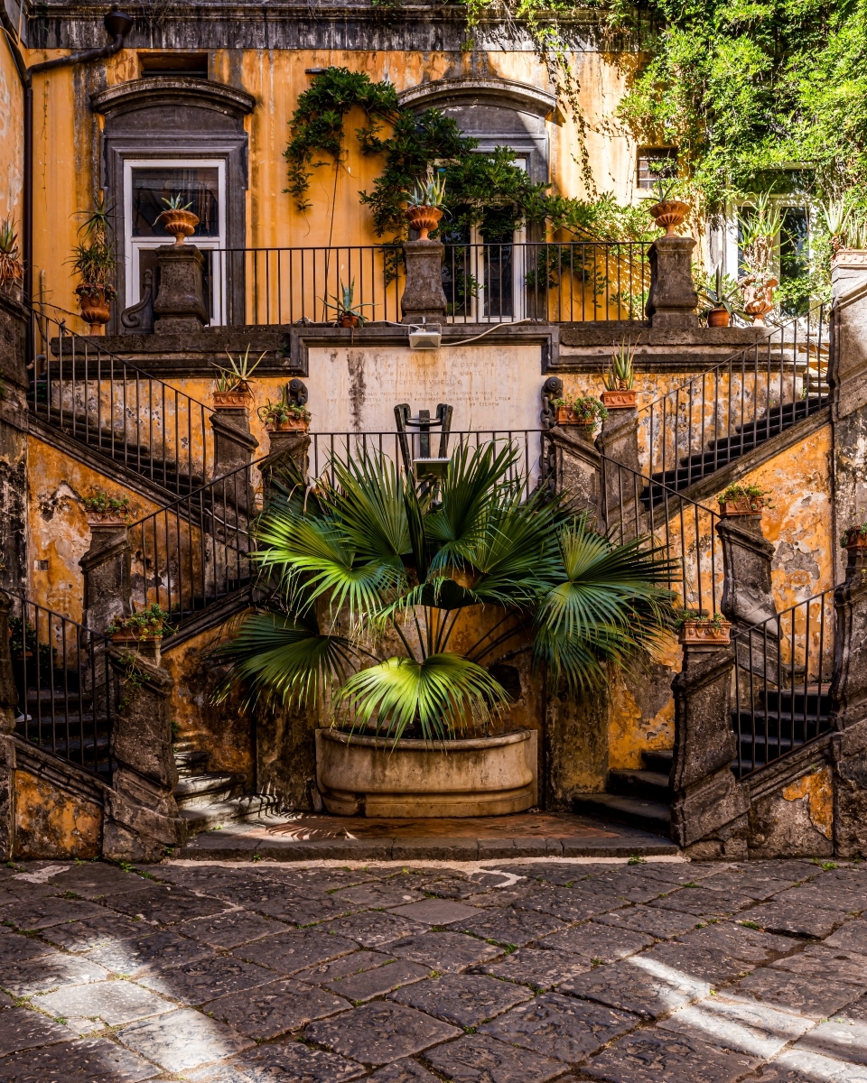 Veiled Naples: the geometry of silence