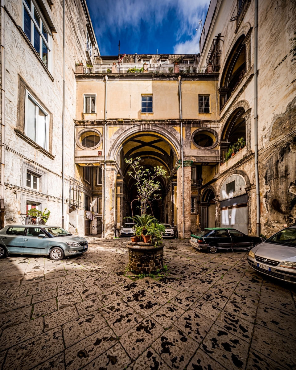 Veiled Naples: the geometry of silence