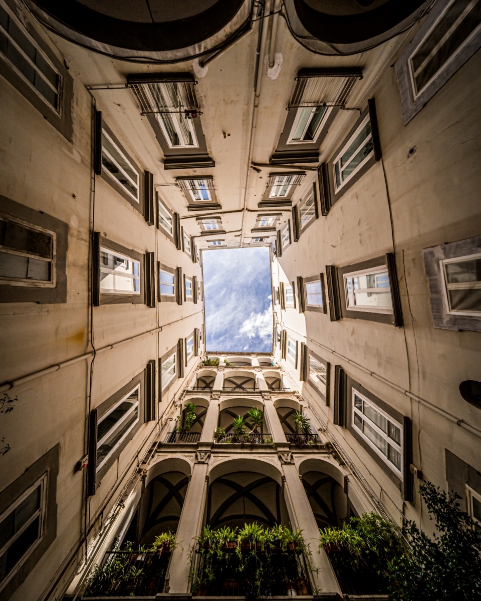 Veiled Naples: the geometry of silence