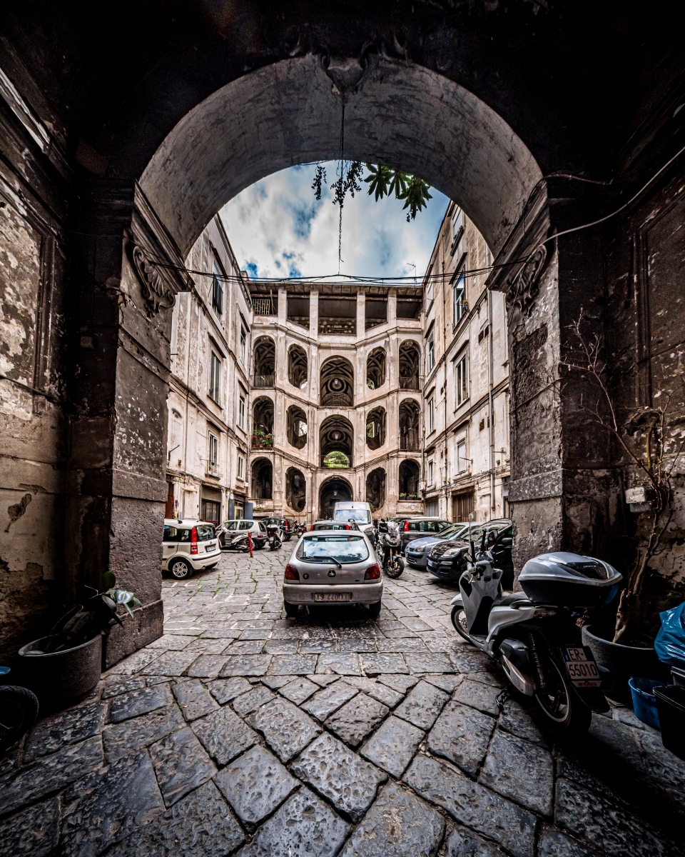 Veiled Naples: the geometry of silence