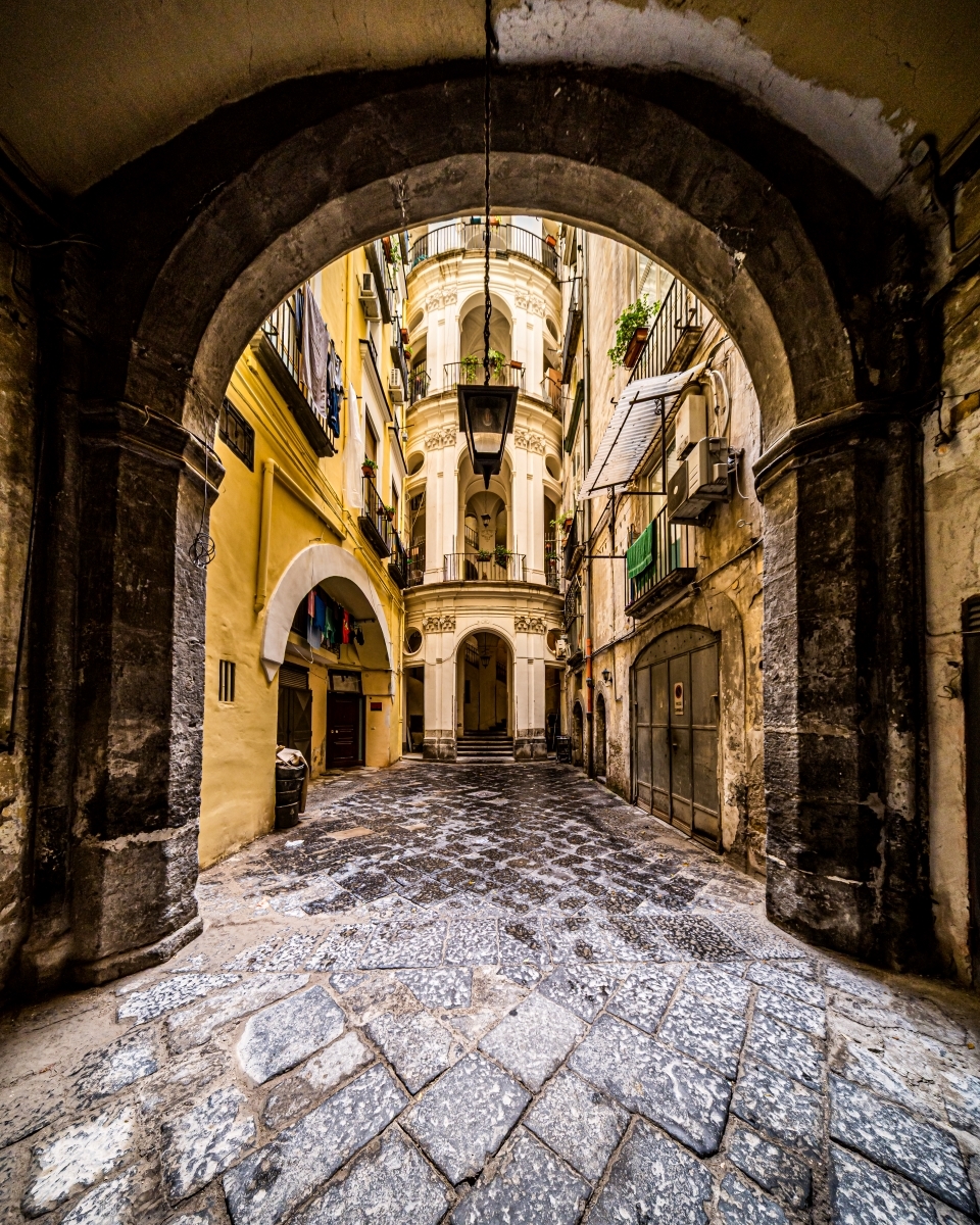 Veiled Naples: the geometry of silence