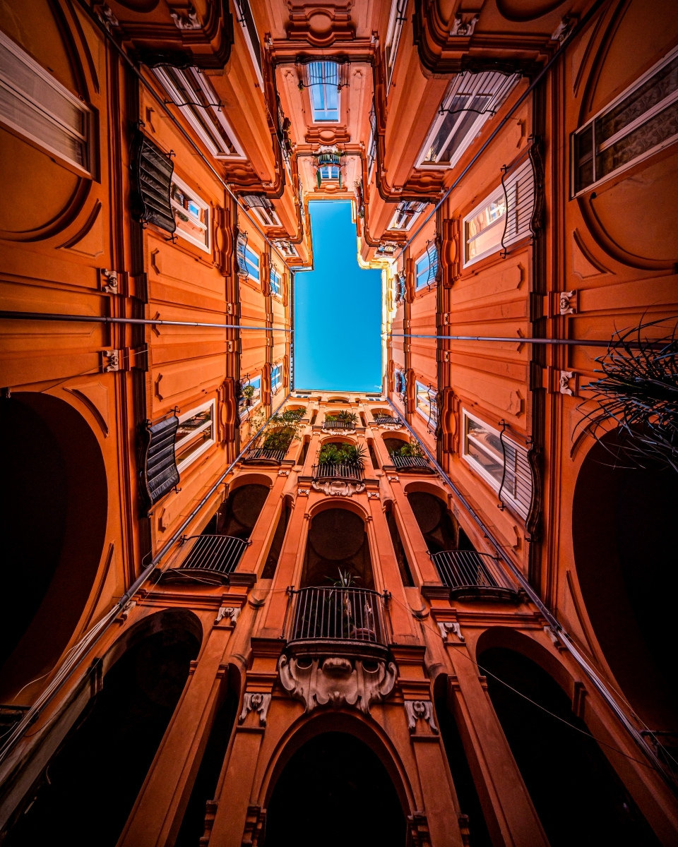 Veiled Naples: the geometry of silence