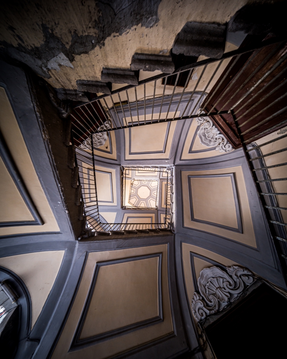 Veiled Naples: the geometry of silence