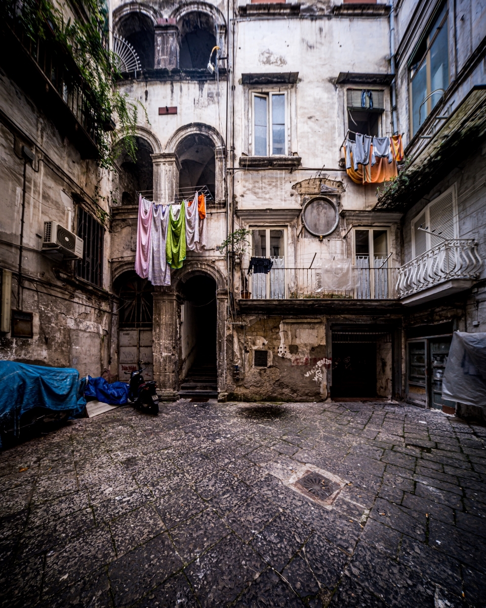 Veiled Naples: the geometry of silence