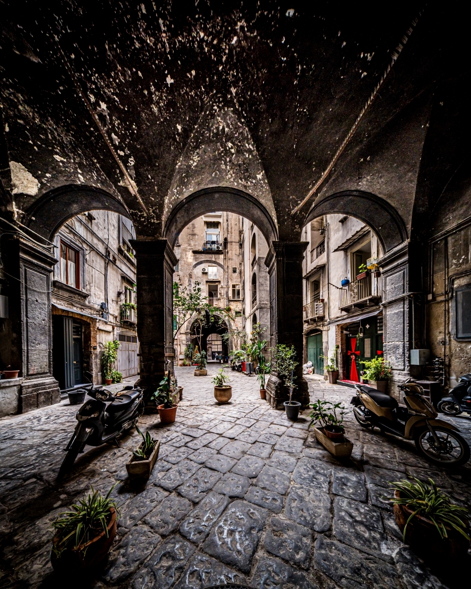Veiled Naples: the geometry of silence