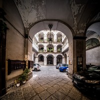 Veiled Naples: the geometry of silence