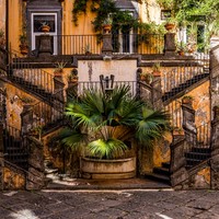 Veiled Naples: the geometry of silence
