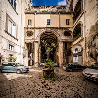 Veiled Naples: the geometry of silence