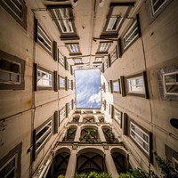 Veiled Naples: the geometry of silence