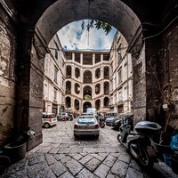 Veiled Naples: the geometry of silence