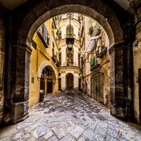 Veiled Naples: the geometry of silence
