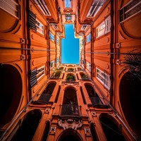 Veiled Naples: the geometry of silence