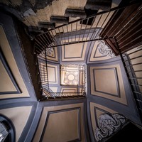 Veiled Naples: the geometry of silence