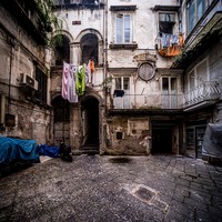 Veiled Naples: the geometry of silence