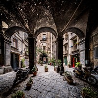 Veiled Naples: the geometry of silence