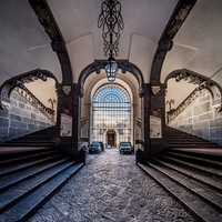 Veiled Naples: the geometry of silence
