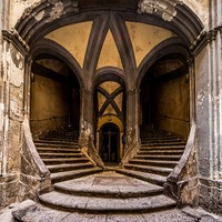 Veiled Naples: the geometry of silence