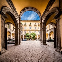 Veiled Naples: the geometry of silence