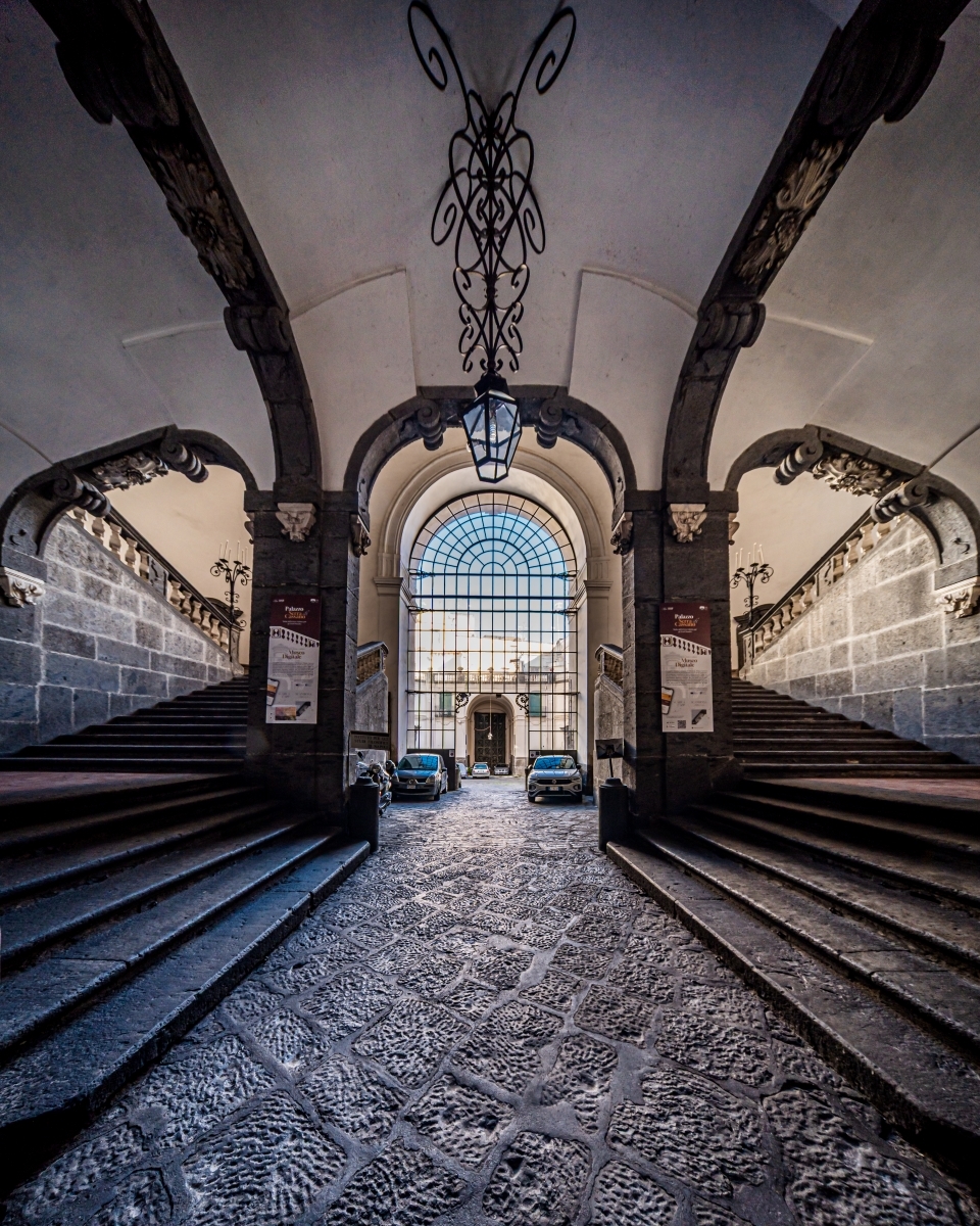 Veiled Naples: the geometry of silence