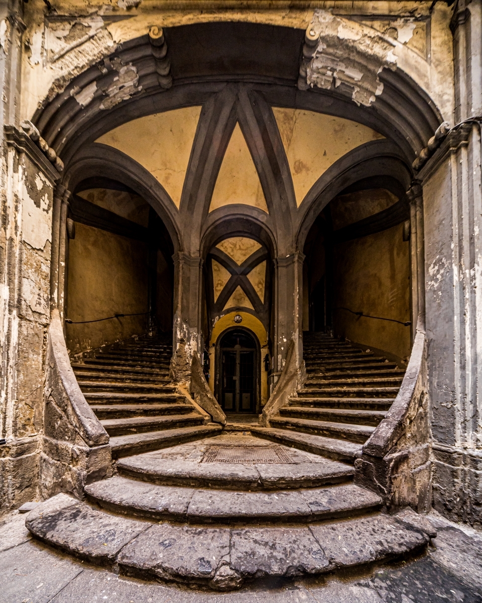 Veiled Naples: the geometry of silence