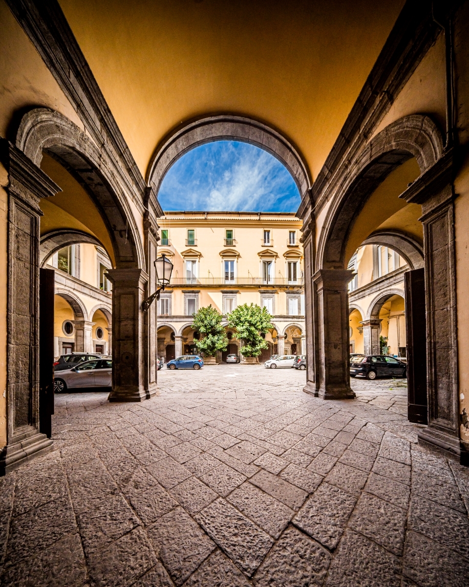 Veiled Naples: the geometry of silence