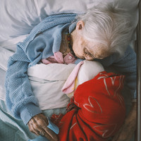 Hold me, don't leave me alone